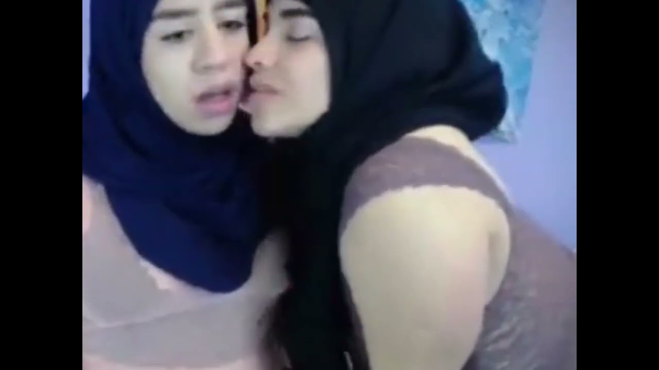 Lesbian Muslim Girls Kissing on Webcam