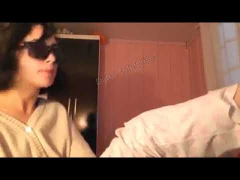 Leticia Shirakin dando o cuzinho