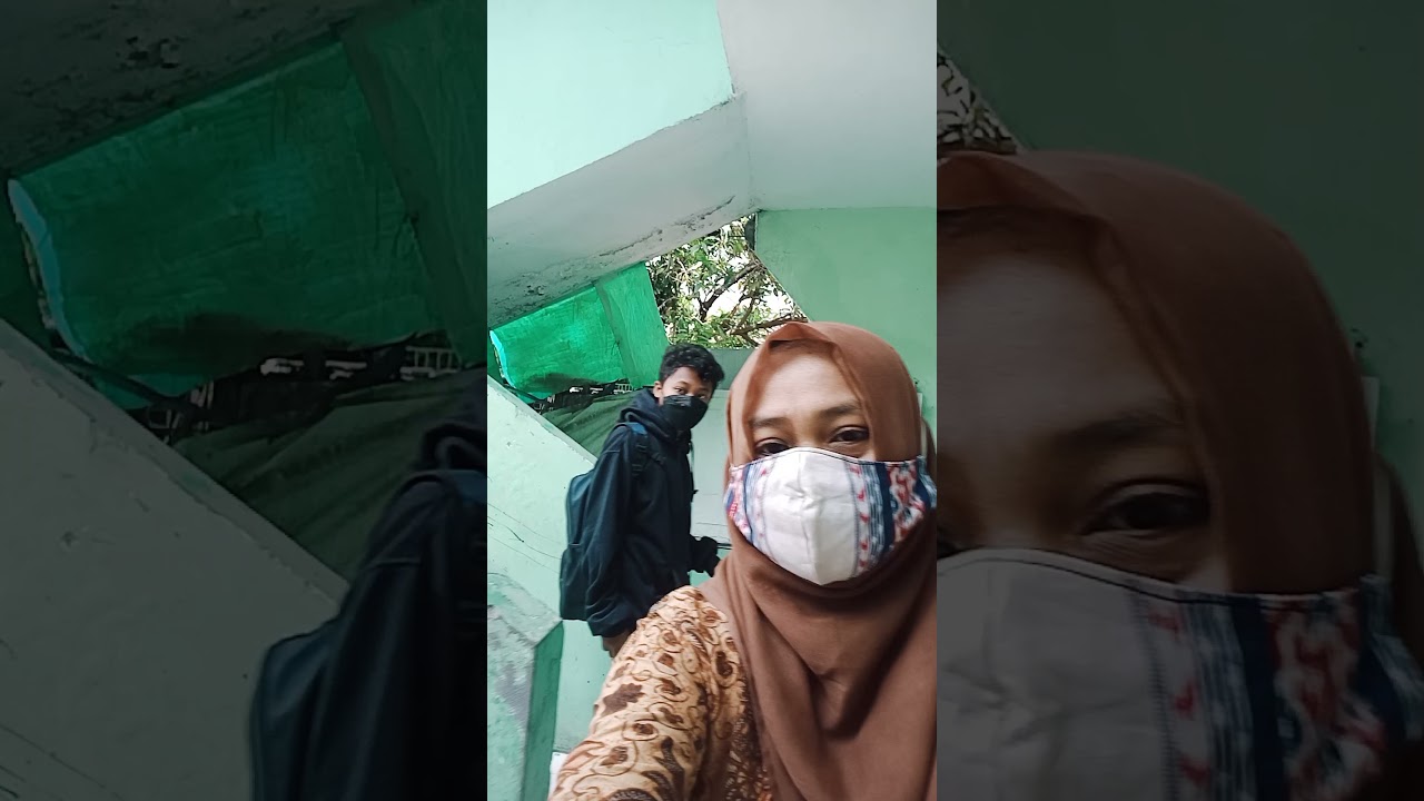 Lilik Simulasi PTM R siswa sakit guru mengantar ke UKS