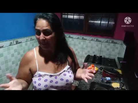 Limpando a cozinha antes do banho.