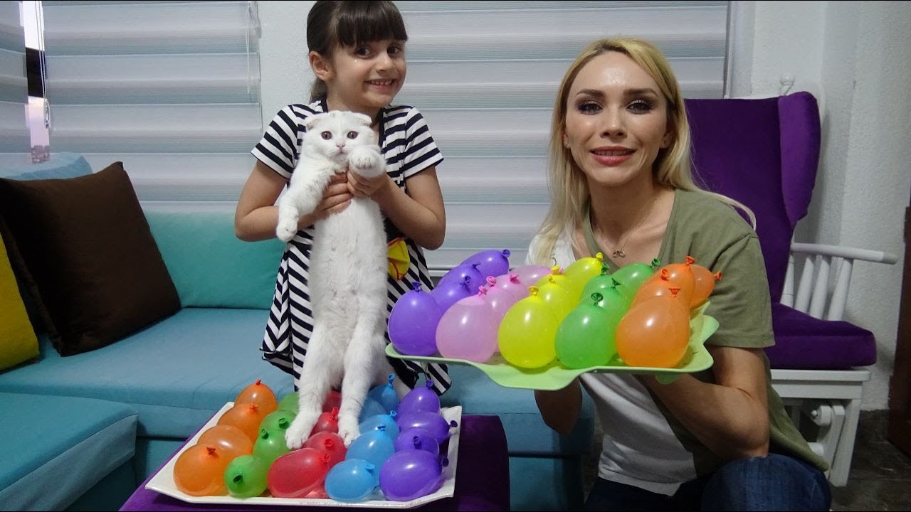 Lina Ve Kedisi Pamuk'un Su Balonu Oyunları! Ayakla Su Balonu Patlatma Challenge!
