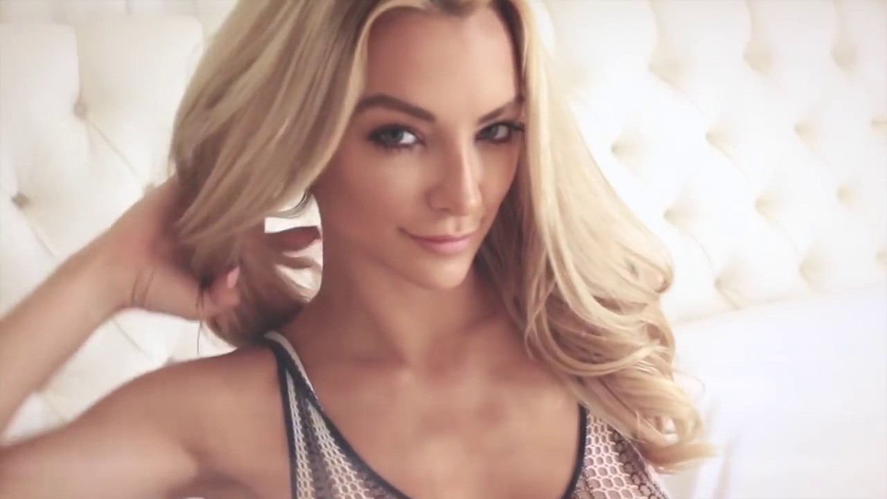 LINDSEY PELAS SHOWS OFF HER BIG NATURAL TITS (NAKED)