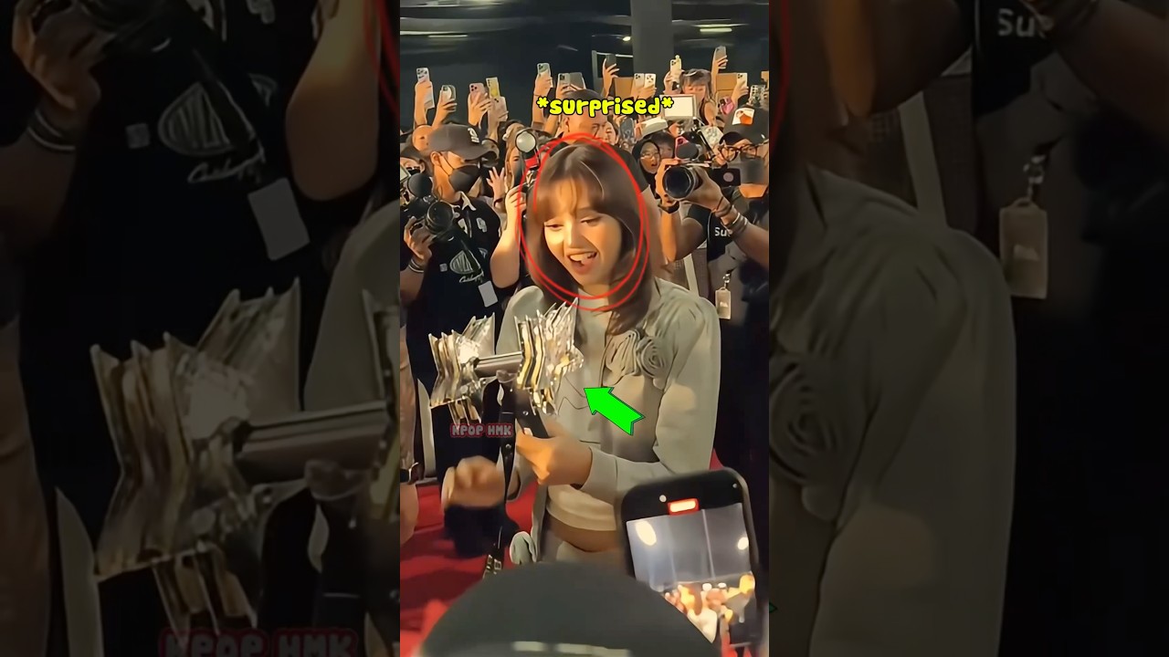 Lisa's Reaction When She Receiving A Rockstar Lightstick Made By A Fan ⭐ #lisa #blackpink #blink