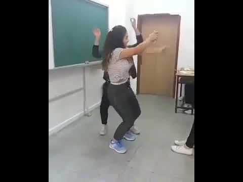 liseli kız sınıfta twerk yapıyor