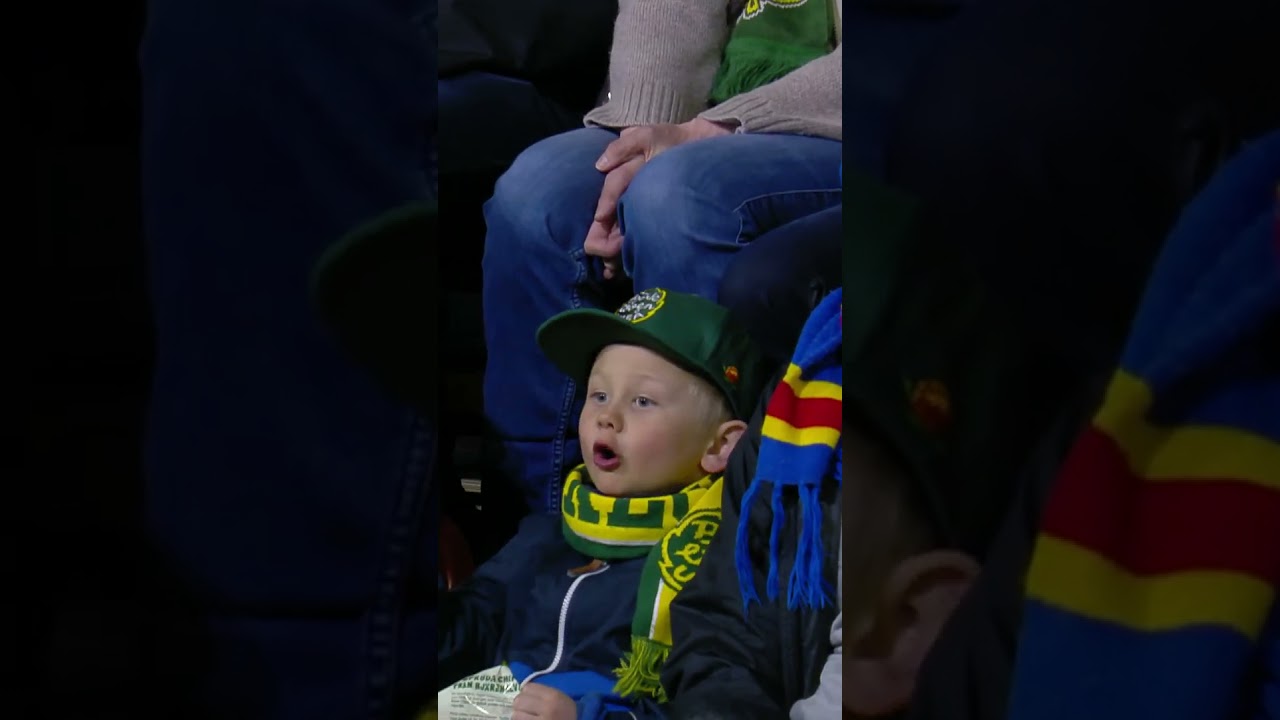 Liten men bestämd – hejar stolt på sitt lag! 😍