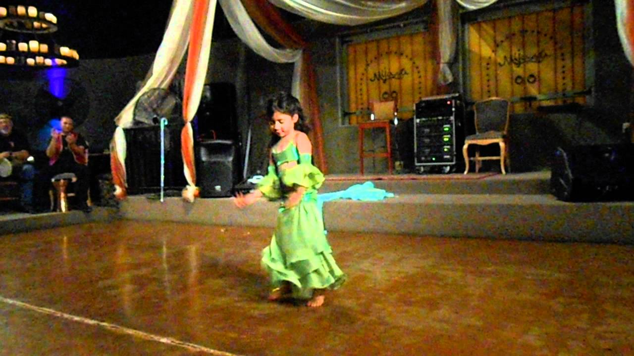 Little 7 year old girl belly dancing 😍