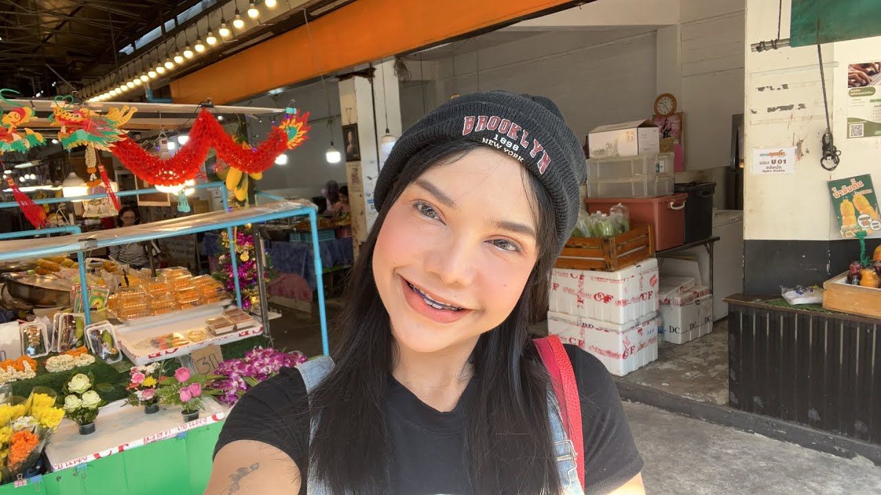 Live Beautiful Thai Lady sells Noodles & Suop Hot of Bangkok -Thai Street Food