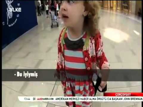 İlk kez ezan sesi duyan Amerikalı küçük kız altyazılı