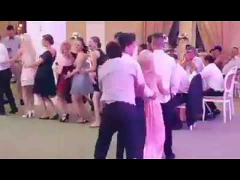 Ölmeden izlemelisiniz :D Penguen dansında dayı önüne gelene dayıyor:D