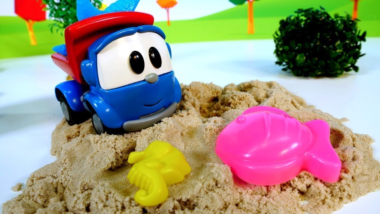Léo o caminhão brinca na caixa de areia! Léo o caminhão em português