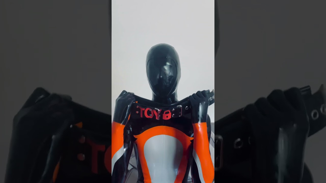 Locking myself in face entry suit. #latex #rubber