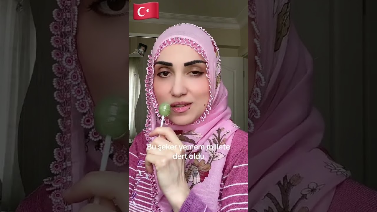 Lolipop şekeri akımı yapan türbanlı kadın