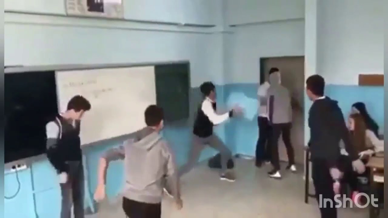 LİSELİLER SINIFTA APTALCA ÇÖP KUTUSUYLA BASKET OYNUYOR AMK....