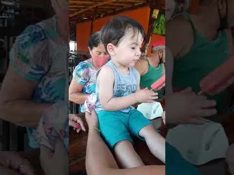 Lucca chupando picolé pela primeira vez! 19 de julho de 2022