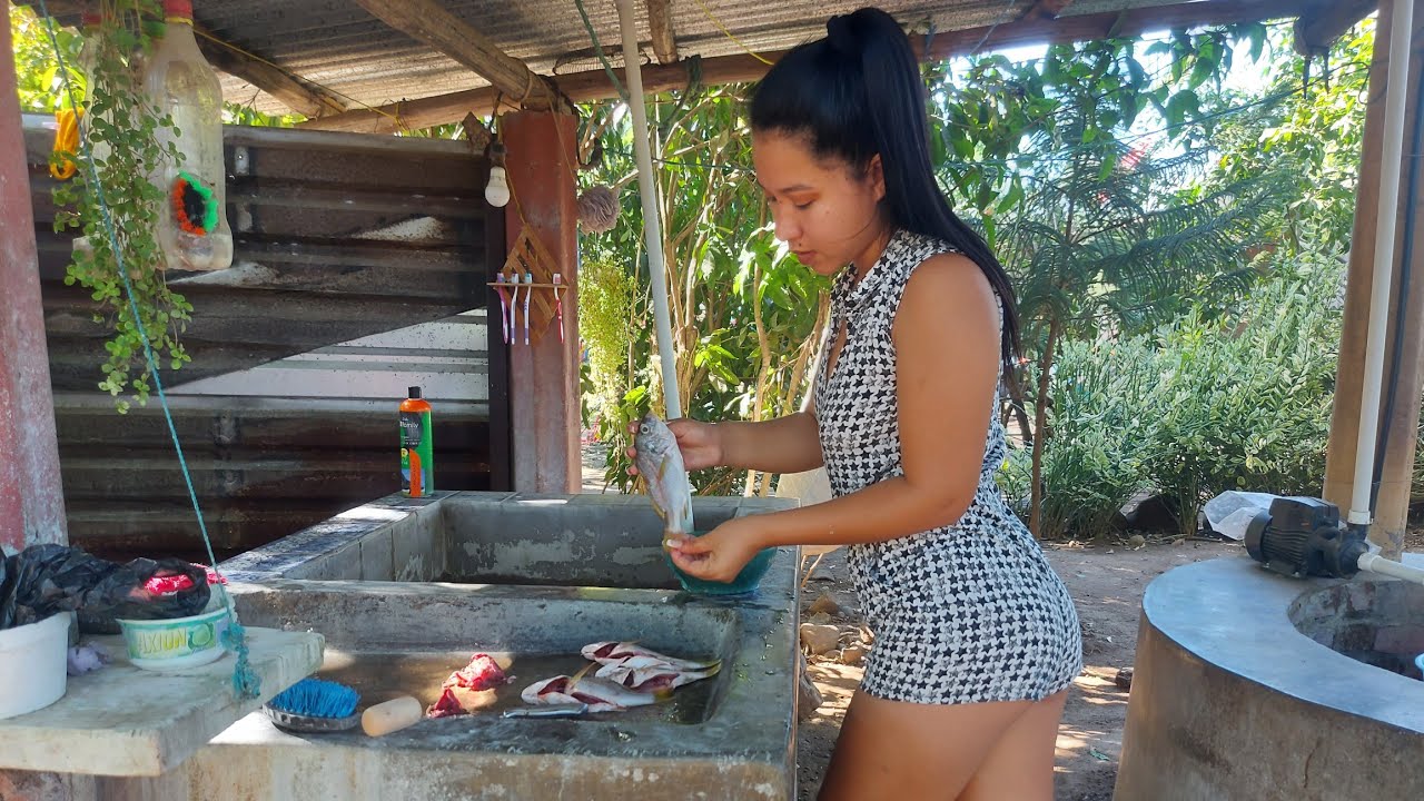 lupita limpiando pezcados para un almuerzo
