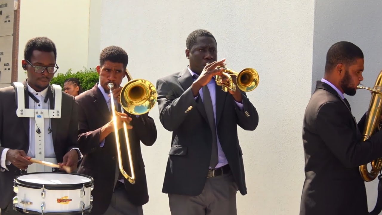 Ma Va Wè Li Menm Jan Li Ye | Group Fanfa Yo Lage mizik La Pou Fanmi An Gwoup La Ap Jwe Nan Simityè A