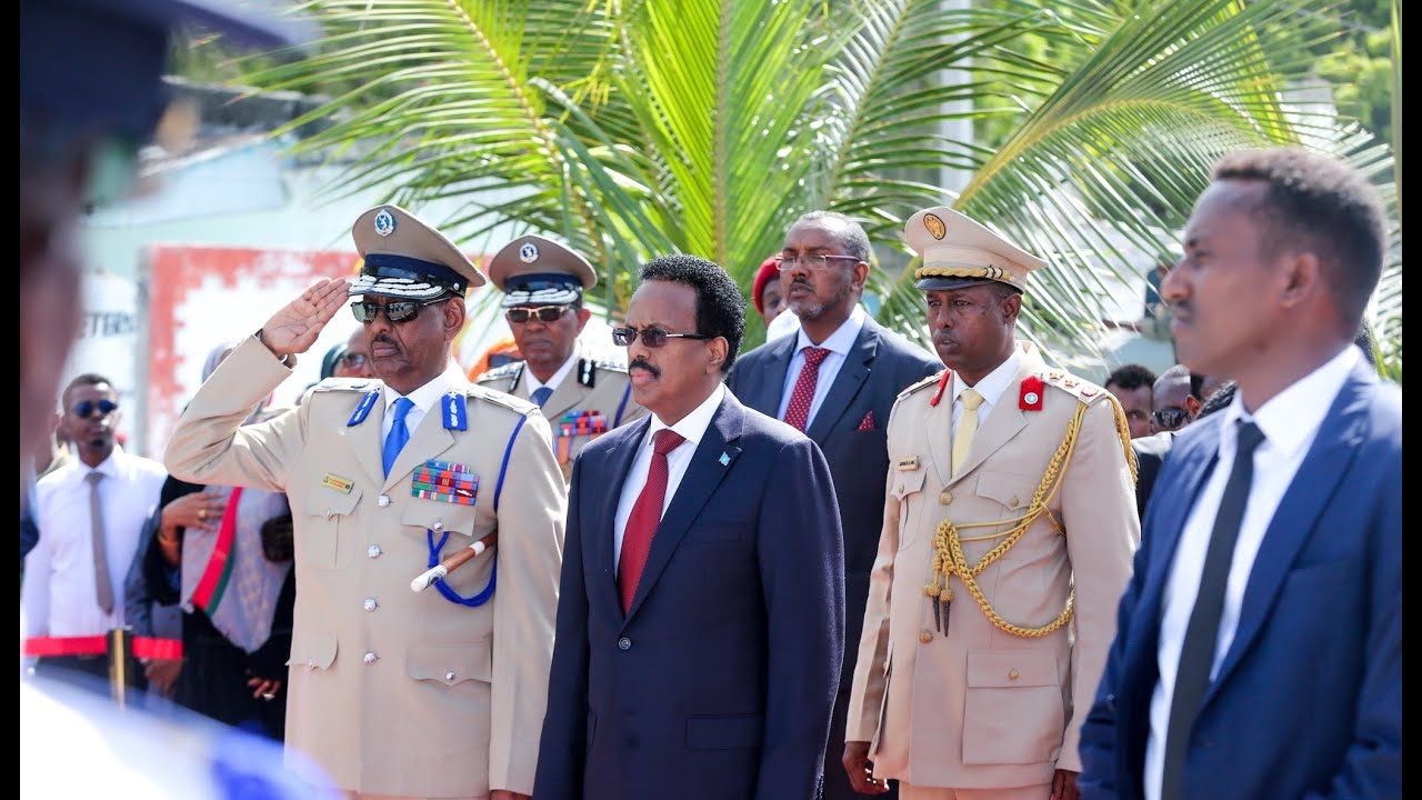 Madaxweyne Maxamed Cabdullaahi Farmaajo Oo Ubax Dhigay Taallada Syl.