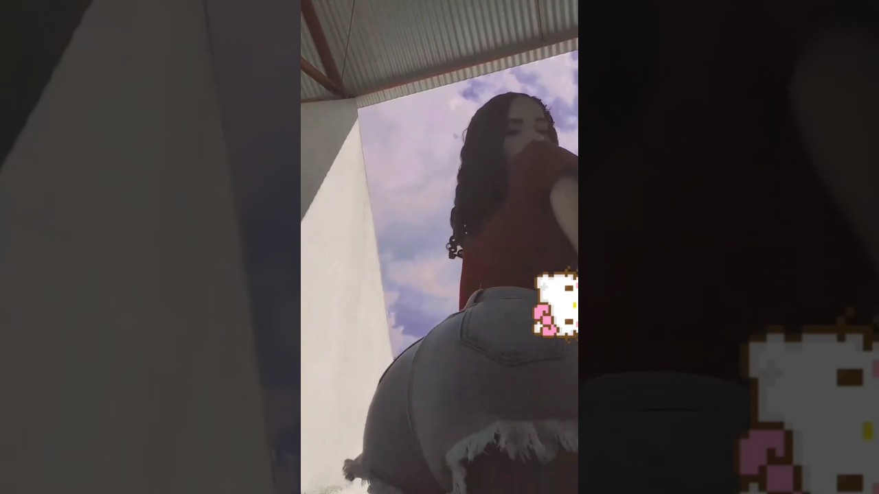 Magrinha cacheada rebolando gostoso