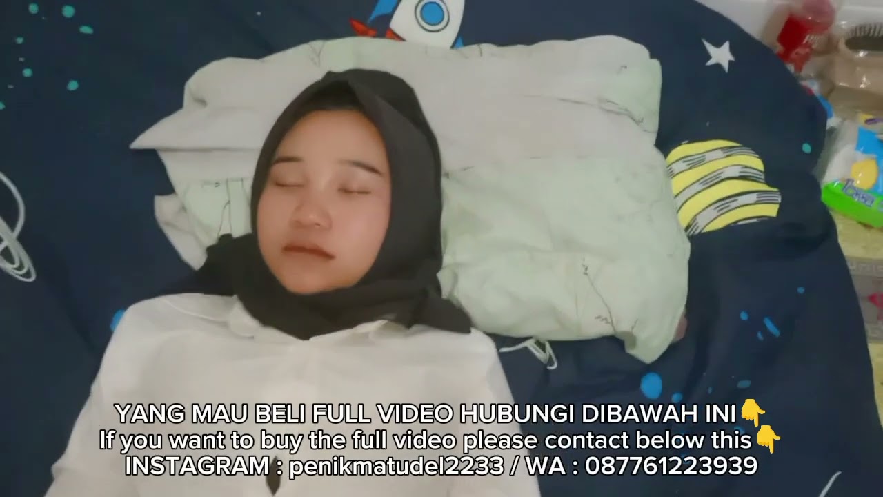 Mainin udel ukhti cantik yang lagi tidur pules, navel play, bellybutton