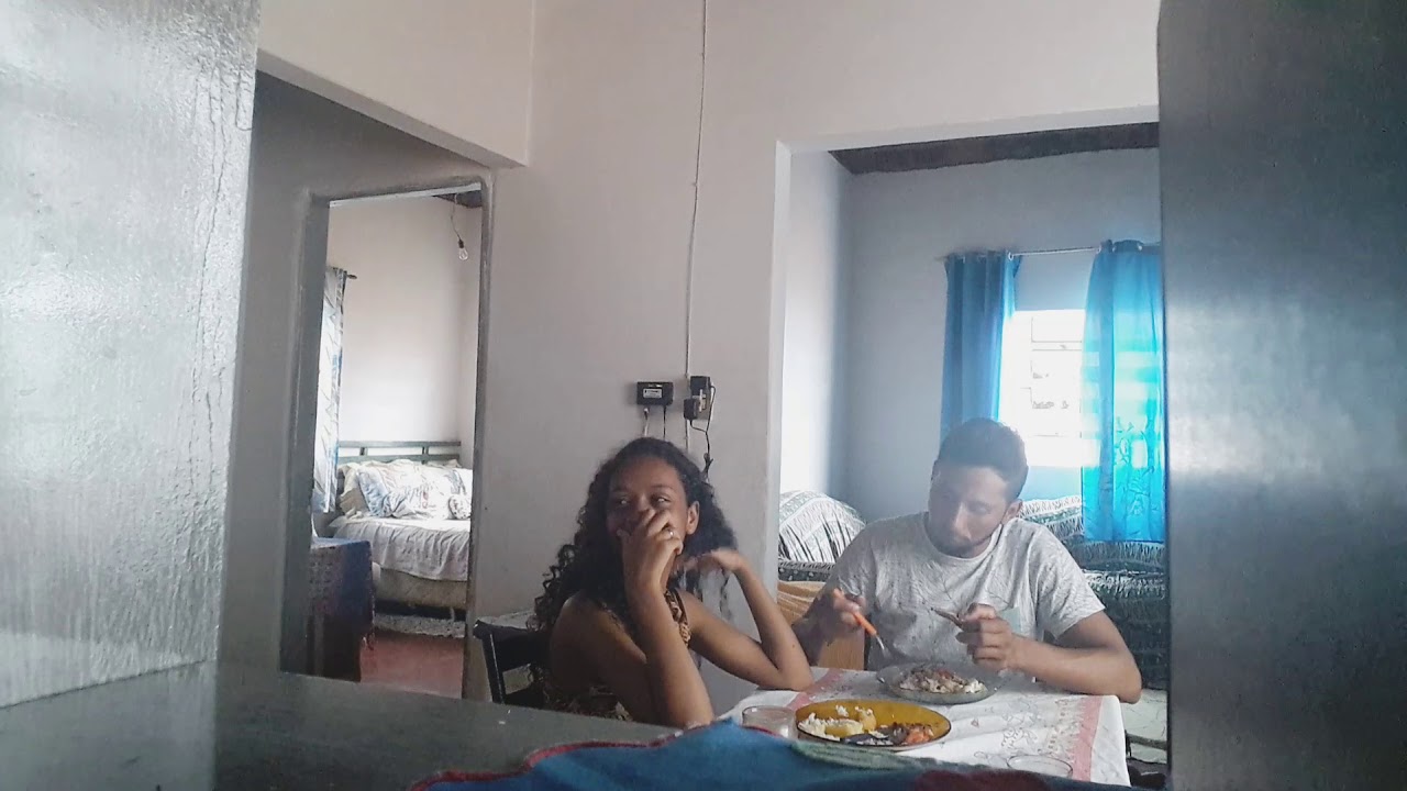 Mais uma câmera escondida.
