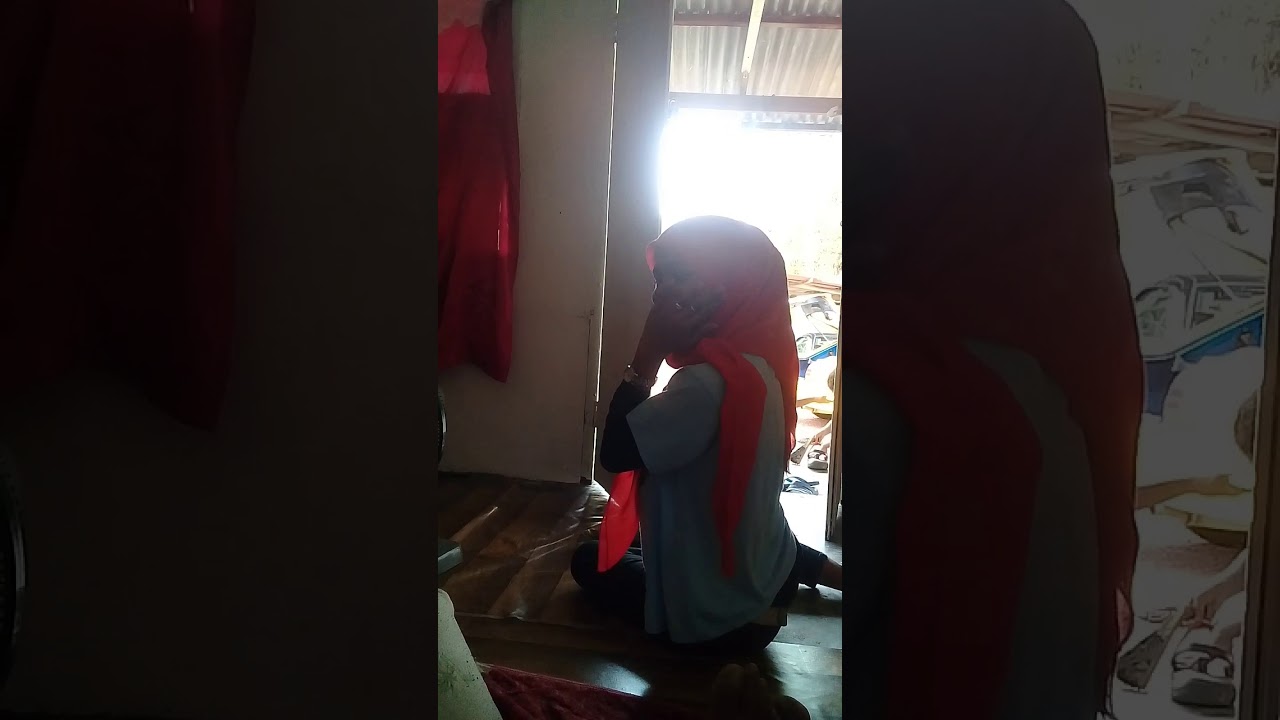 Makcik tudung merah