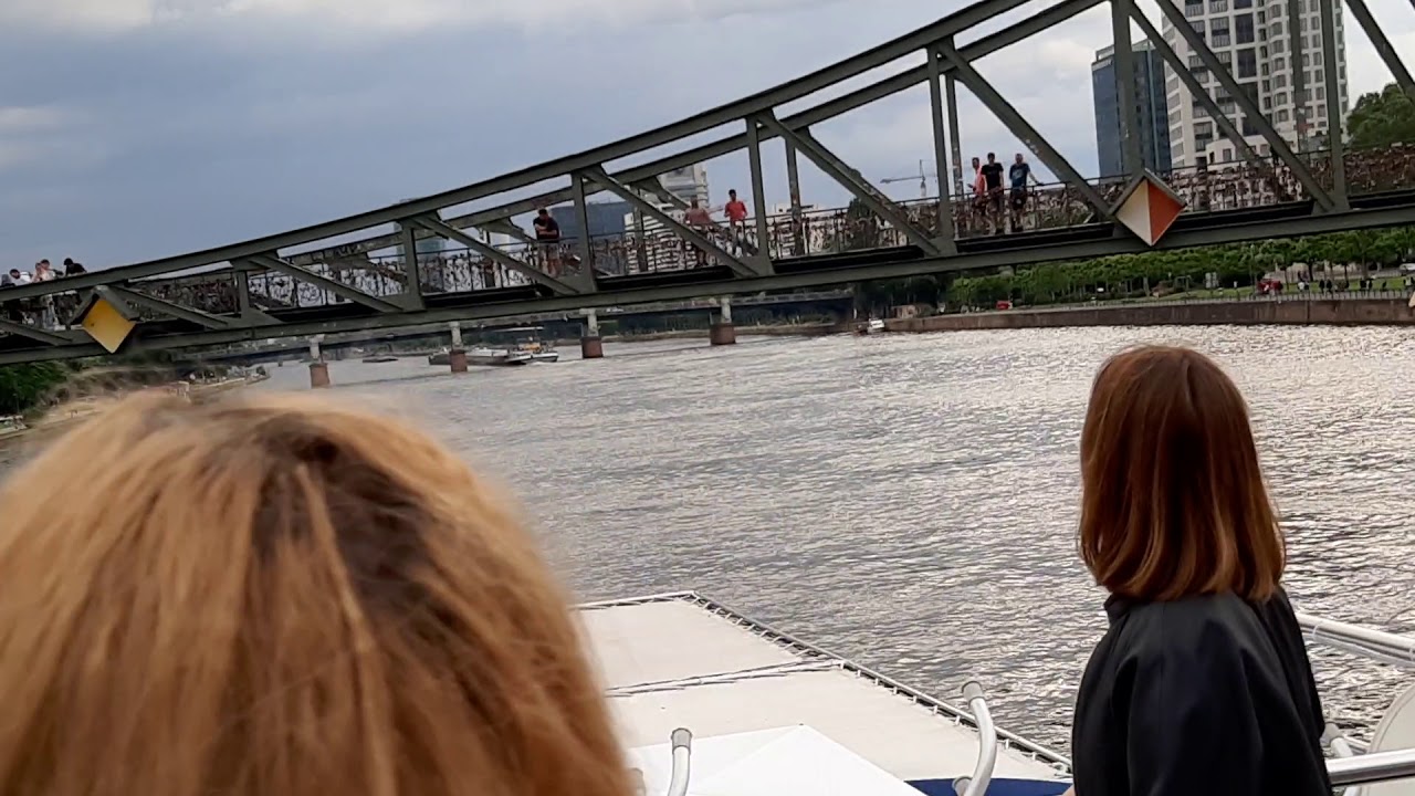 Mann springt in Frankfurt nackt von Brücke in den Main runter.