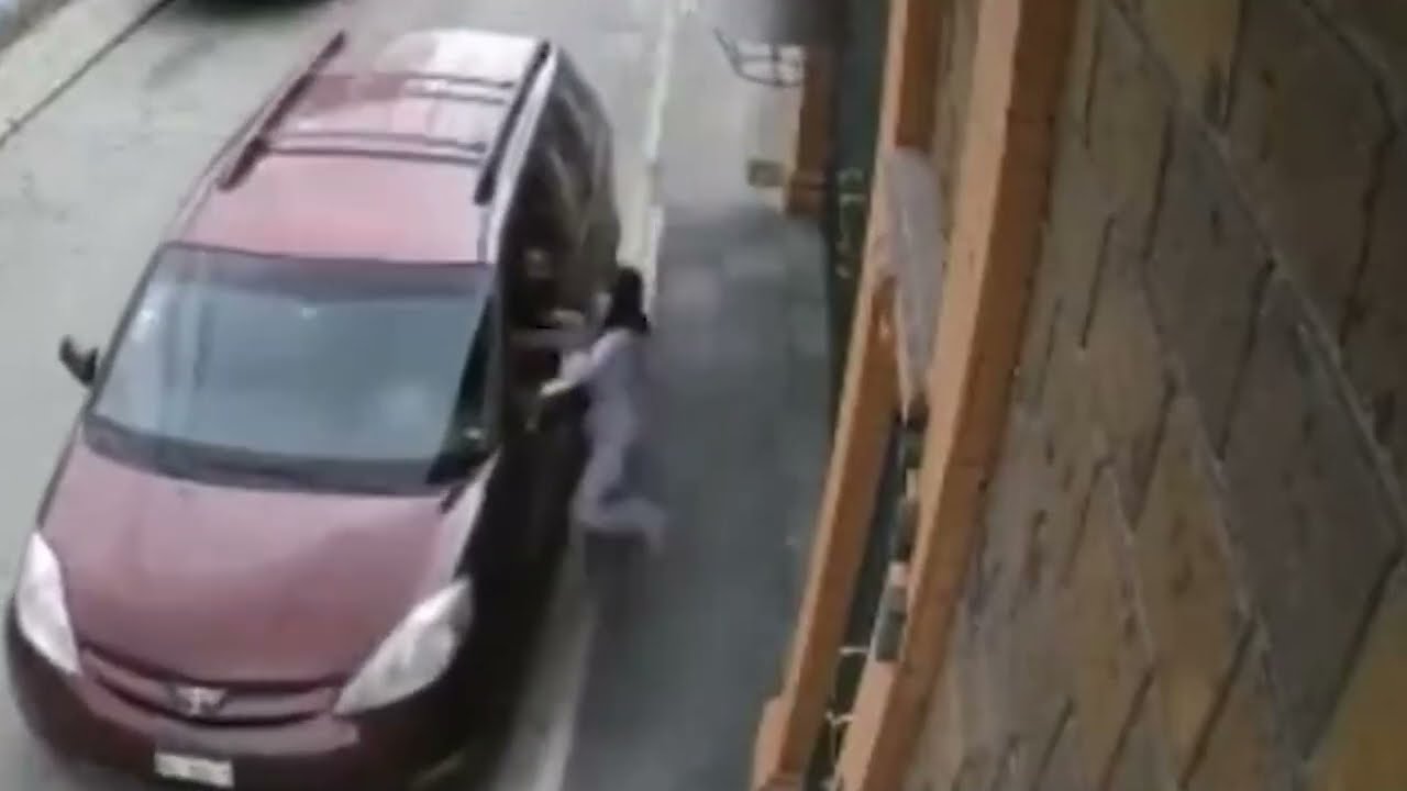 Manosea a una menor de edad
