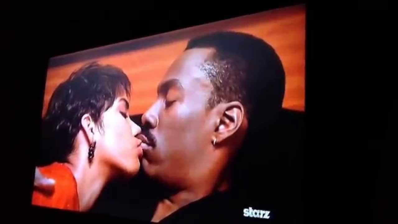 Marcus (Eddie Murphy) kisses Angela (Halle Berry) on Boomerang the movie