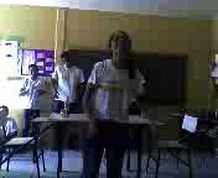 Maria rebolando na sala