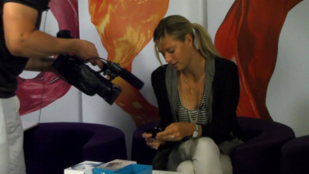 Maria Sharapova unboxing - Xperia™ X10 mini pro - Sony Ericsson