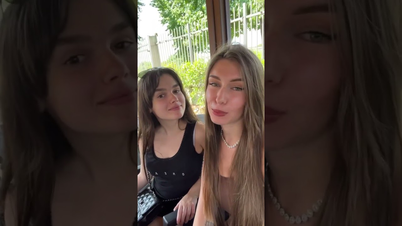 Maria Sofia Federico bacia Elisa Esposito