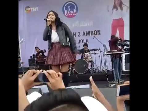 Marion Jola Buka Jaket Tinggal Tank Top di Acara Sekolan Malah Jadi Viral