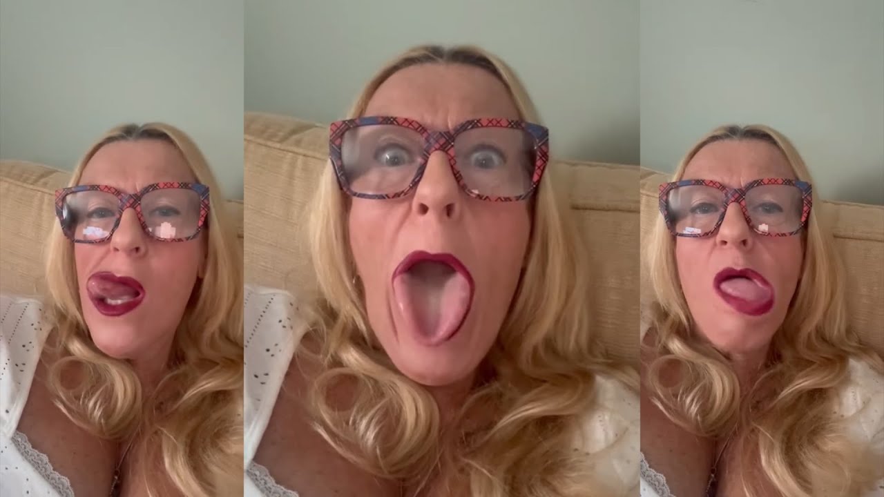 MATURE WOMAN TONGUE ASMR