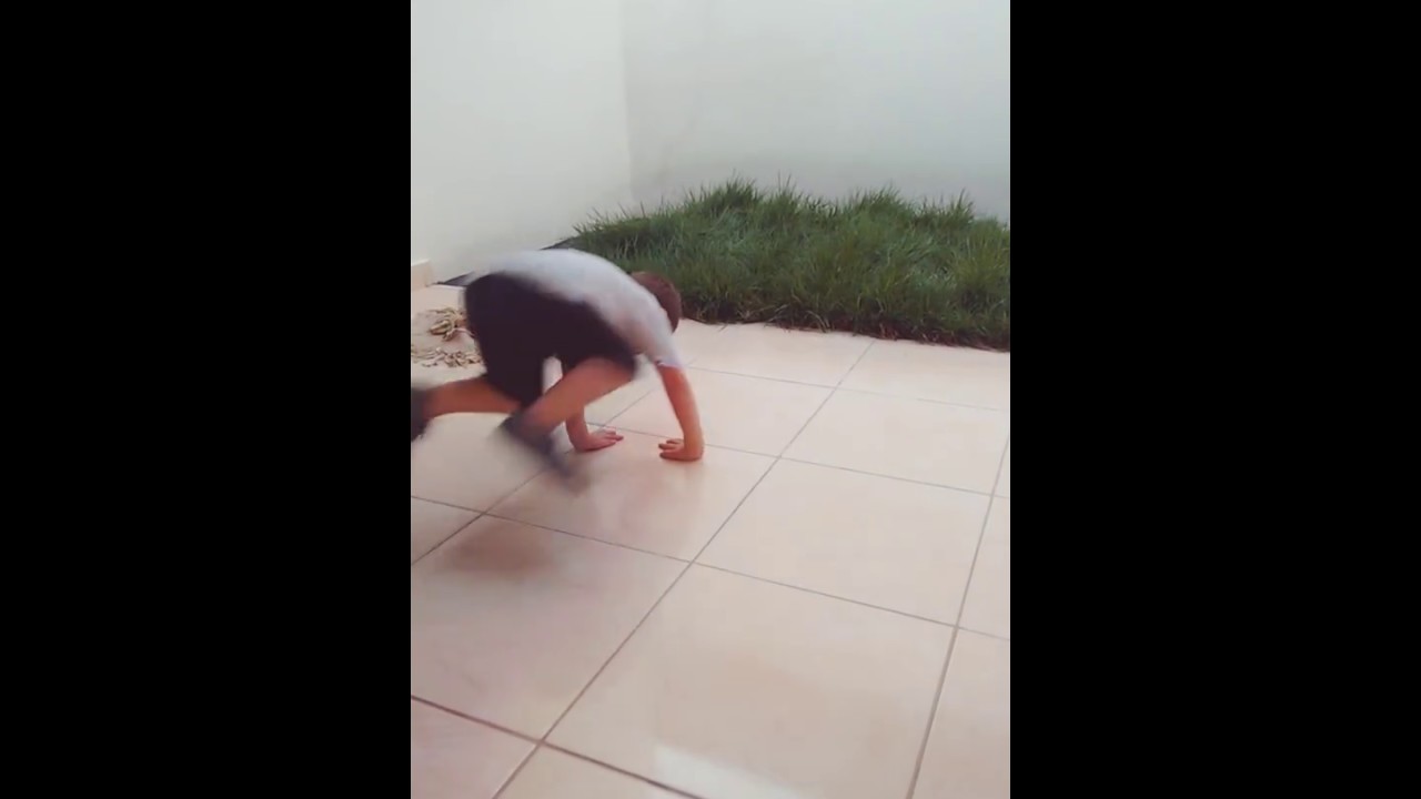 Maurício,criança de 3 anos dançando a dança maluca.