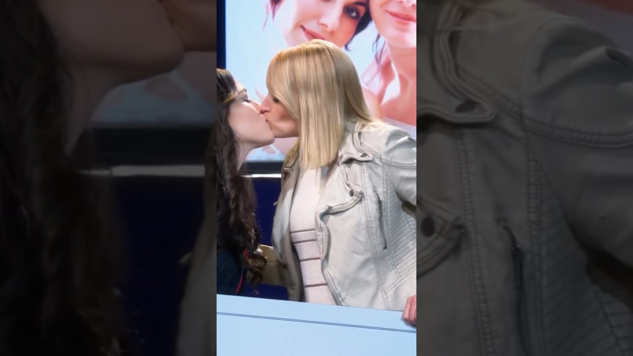Max And Caroline's First Kiss✌🏻On Live TV😝Two Broke Girls. #funny #sitcom #shortsfeed #shorts