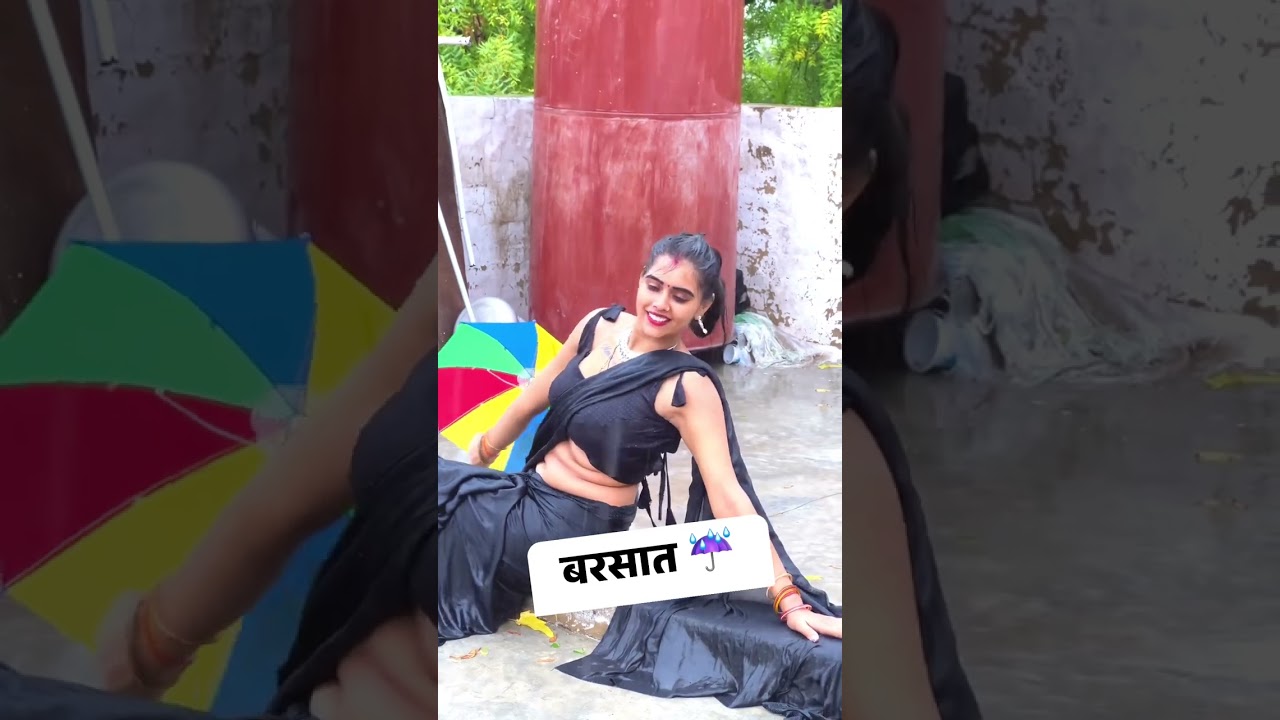 Meenu bhabhi hot saree rain video