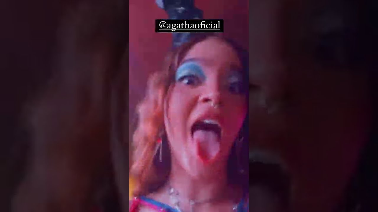 Mel Maia rebolando a raba com amiga na sua festa de 18 anos