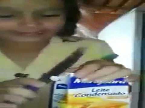 Menina abrindo leite condensado