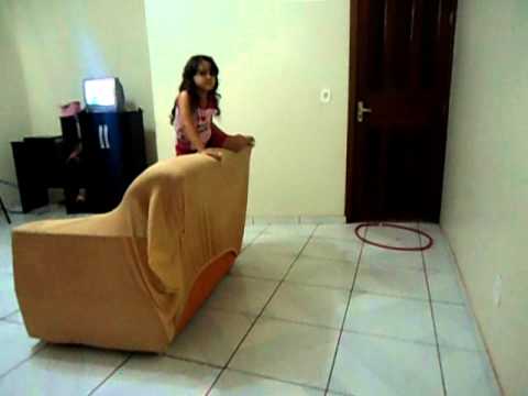 Menina Cai Do sofá e faz o maior escândalo