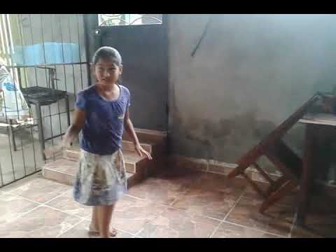 Menina com segue fazer ponte