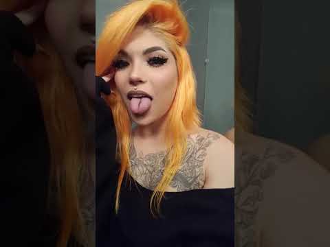 Menina cortando a lingua