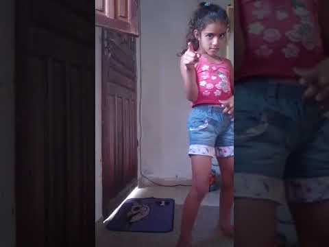 Menina dançando a musica vai malandra