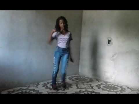 menina dançando agora vai sentar