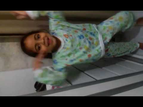 menina dançando de pijama