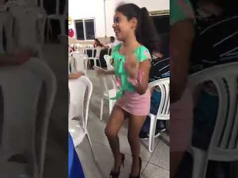menina dançando de salto