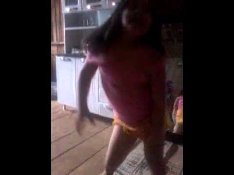 Menina dançando escondida do pai