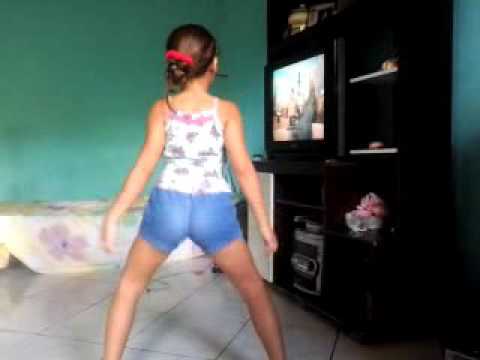 Menina dançando Parara Tibum- Mc Tati Zaqui