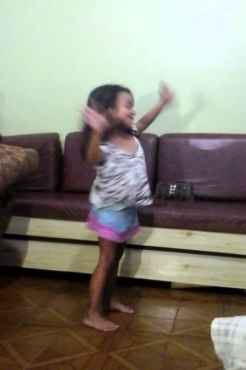 Menina dançando vingadora