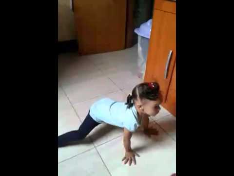 Menina de 2 anos dançando te taco taco