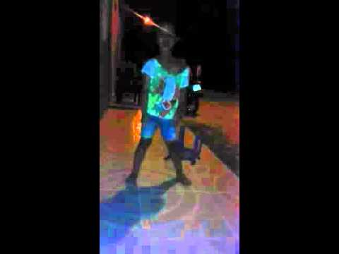 Menina de 3 anos dançando a vingadora